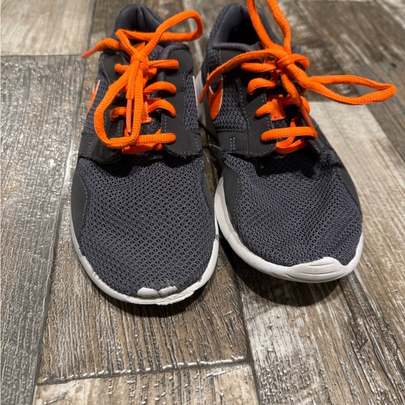 Nike Gray and Orange Kids 4.5Y Sneakers/Tennis Shoes - Picture 4 of 6